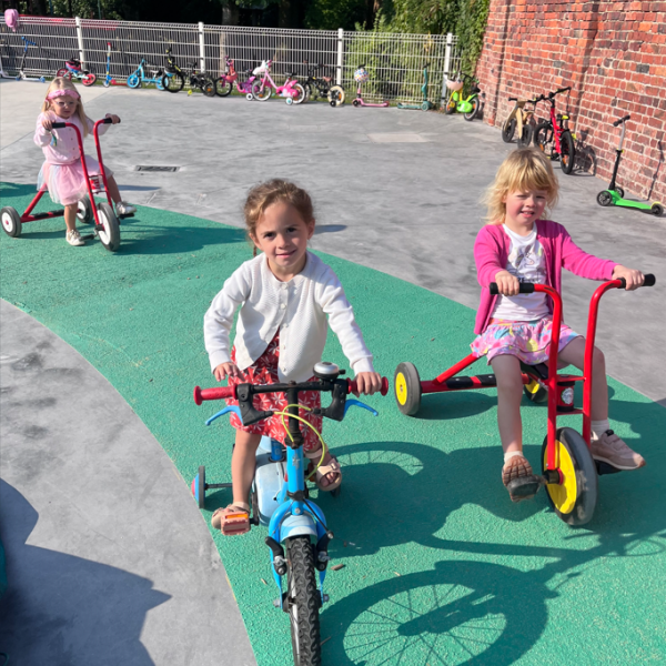 Strapdag Kleuters die fietsen